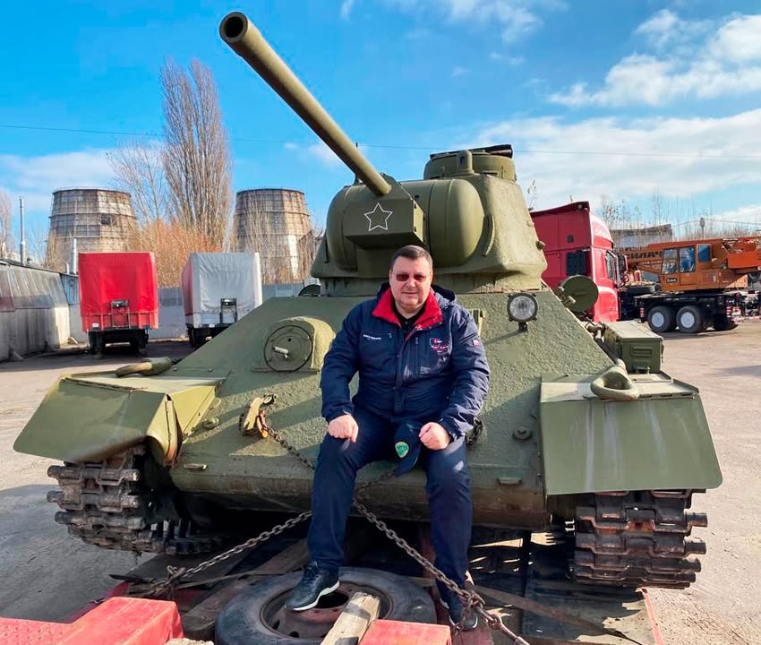 Сьогодні ми вітаємо з днем народження президента Анатолія Шумського На фото - Анатолій Шумський поряд з власним танком Т-34-76, що їде на реставрацію Нам з вами сильно пощастило, що в спільноті є такий ентузіаст, як… - 1