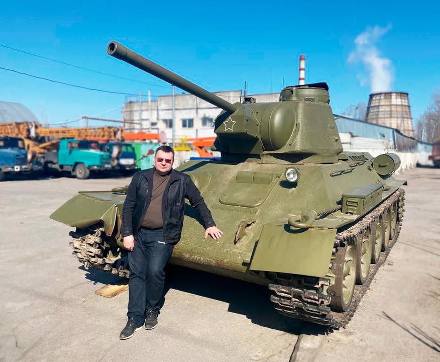 Сьогодні ми вітаємо з днем народження президента Анатолія Шумського На фото - Анатолій Шумський поряд з власним танком Т-34-76, що їде на реставрацію Нам з вами сильно пощастило, що в спільноті є такий ентузіаст, як… - 2