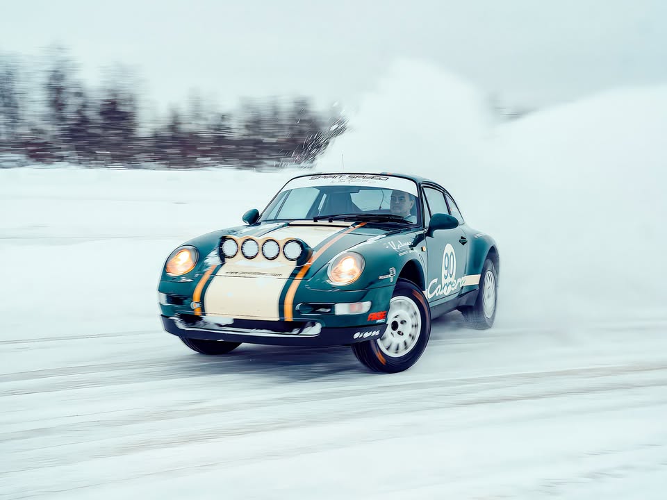 Класичні Porsche 911 вирушили в арктичне ралі Подорож на ретрокарах до Лапландії 🇫🇮 влаштувала компанія Kalmar Beyond Adventure, спеціалісти якої "кастомізують" класичні та сучасні "Порше" для екстримальної їзди,… - 2