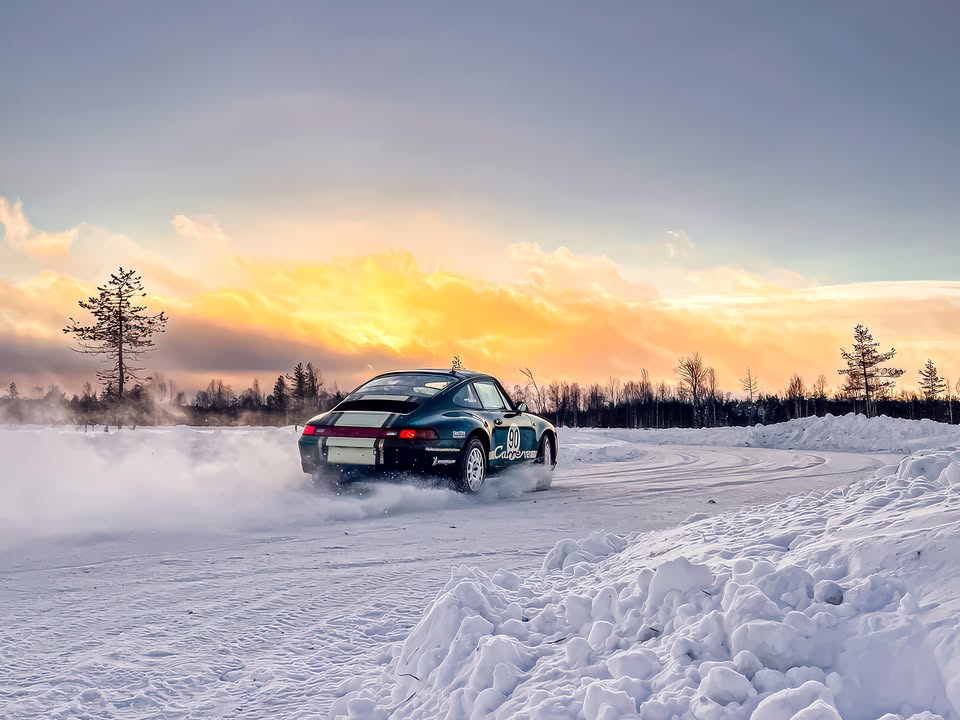 Класичні Porsche 911 вирушили в арктичне ралі Подорож на ретрокарах до Лапландії 🇫🇮 влаштувала компанія Kalmar Beyond Adventure, спеціалісти якої "кастомізують" класичні та сучасні "Порше" для екстримальної їзди,… - 9
