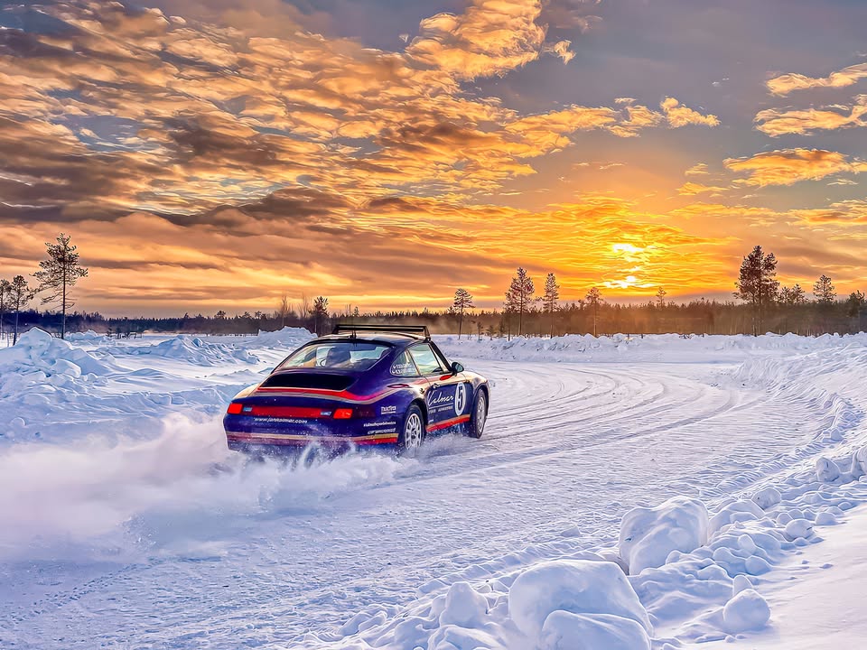 Класичні Porsche 911 вирушили в арктичне ралі Подорож на ретрокарах до Лапландії 🇫🇮 влаштувала компанія Kalmar Beyond Adventure, спеціалісти якої "кастомізують" класичні та сучасні "Порше" для екстримальної їзди,… - 10