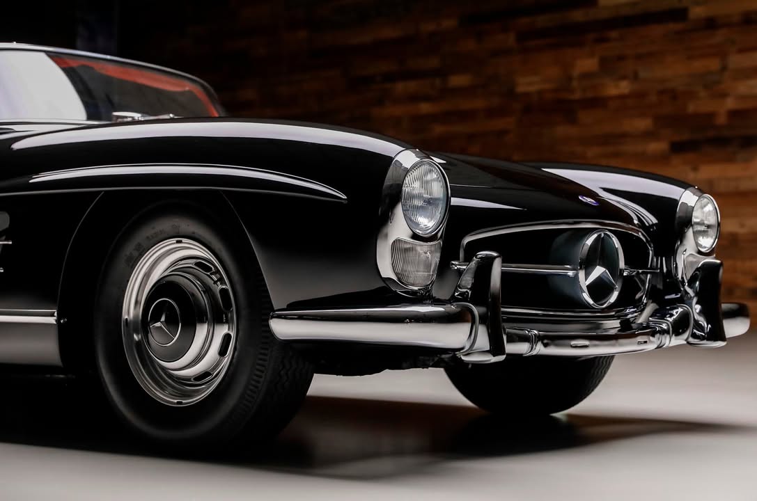 Неймовірно цінний Mercedes-Benz 300 SL “родстер” продадуть на аукціоні Вишуканий екземпляр виставлений без резерву на аукціоні Worldwide Auctioneers, який відбудеться 26 січня в 🇸 США 300 SL - бажана модель для… - 1