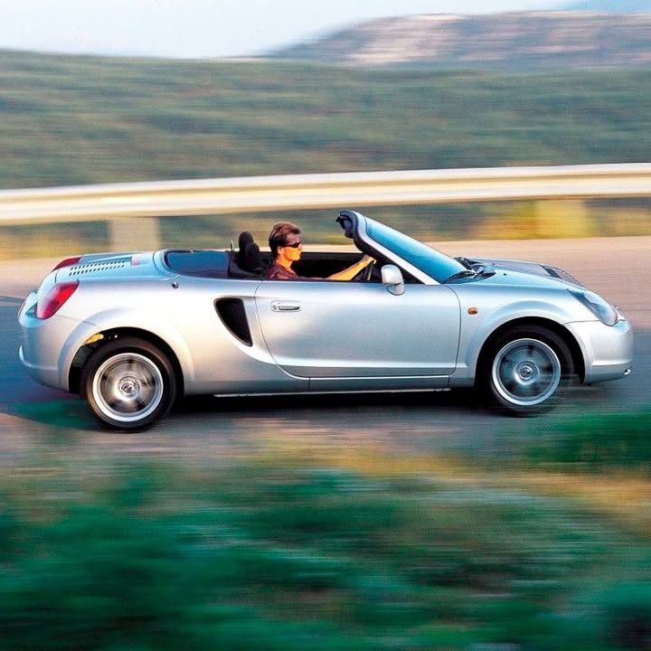 Майбутня класика - Toyota MR2 Spyder 2000-2005 В цьому році раннім екземплярам бюджетного 🇯🇵 японського спорткару виповнилося 2⃣2⃣ роки, що згідно міжнародних стандартів FIVA, визнають “янгтаймером” (20-29 р - 1