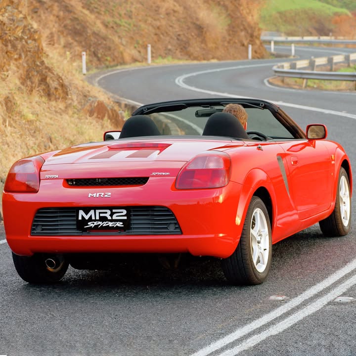 Майбутня класика - Toyota MR2 Spyder 2000-2005 В цьому році раннім екземплярам бюджетного 🇯🇵 японського спорткару виповнилося 2⃣2⃣ роки, що згідно міжнародних стандартів FIVA, визнають “янгтаймером” (20-29 р - 2