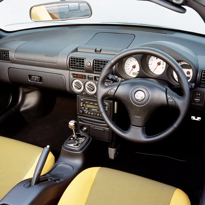 Майбутня класика - Toyota MR2 Spyder 2000-2005 В цьому році раннім екземплярам бюджетного 🇯🇵 японського спорткару виповнилося 2⃣2⃣ роки, що згідно міжнародних стандартів FIVA, визнають “янгтаймером” (20-29 р - 3