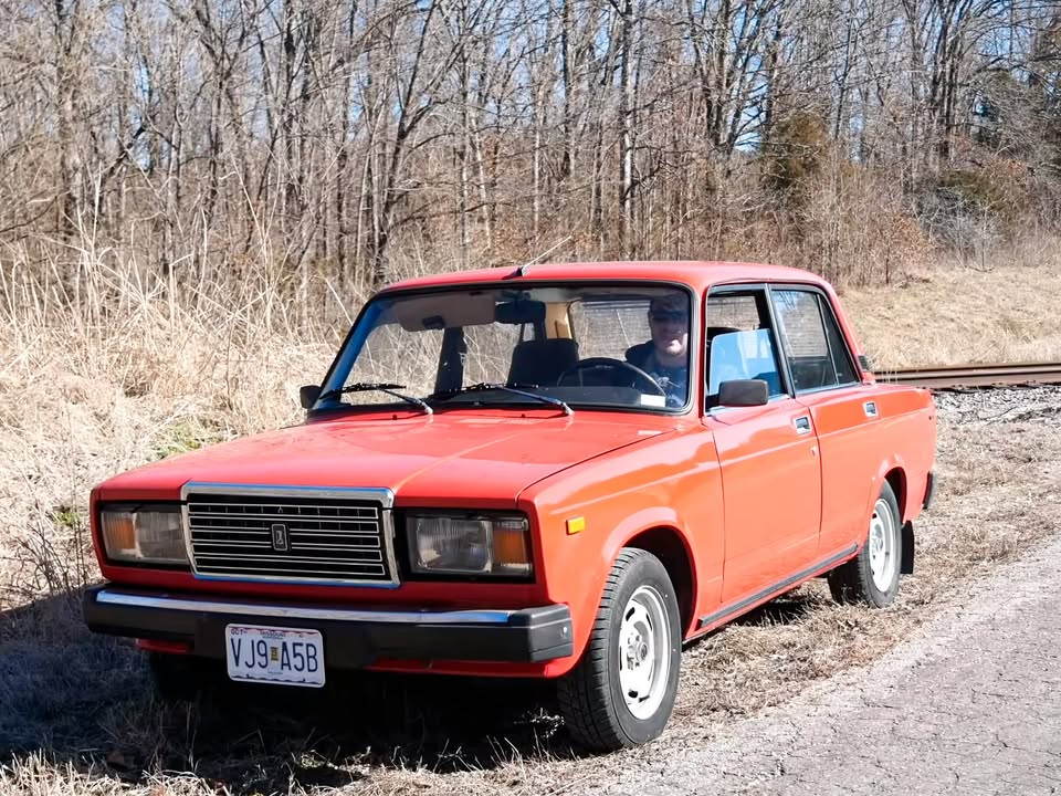“Це - безперечно… автомобіль”: відомий американський блогер випустив іронічний відео-огляд ВАЗ-2107 Відео вийшло нещодавно на ютуб-каналі Aging Wheels, автор якого оглядає та порівнює між собою сучасні, а також ретро… - 4