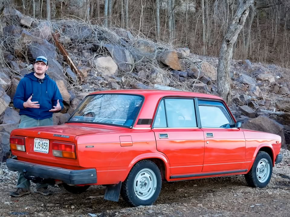 “Це - безперечно… автомобіль”: відомий американський блогер випустив іронічний відео-огляд ВАЗ-2107 Відео вийшло нещодавно на ютуб-каналі Aging Wheels, автор якого оглядає та порівнює між собою сучасні, а також ретро… - 5