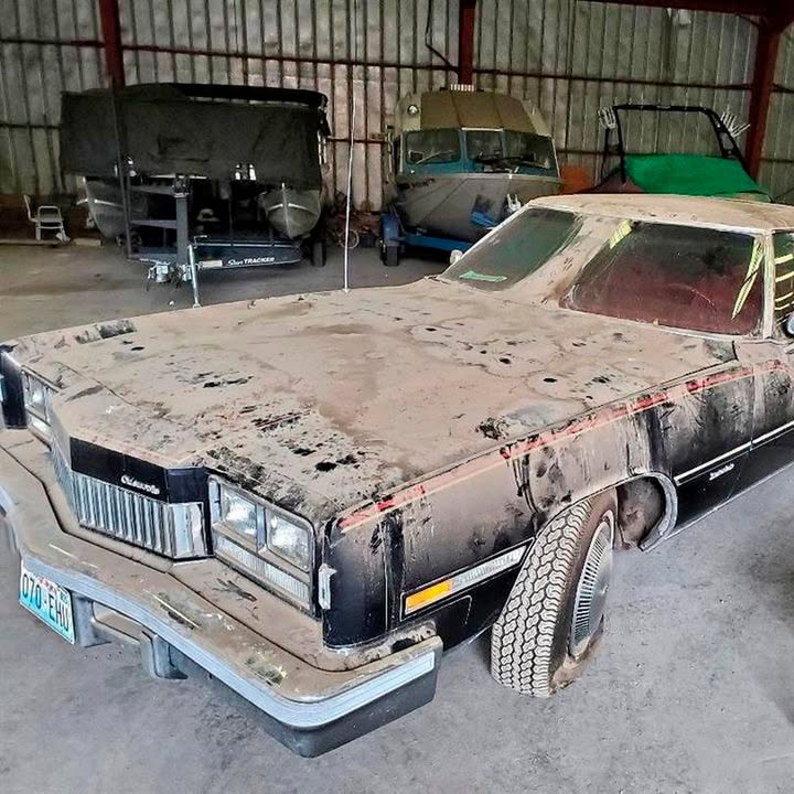 “Капсула часу” : відмитий Oldsmobile 1978 року виглядає як новенький після 30 років в гаражі Цей шикарний 🇸 “американець” - Oldsmobile Toronado XS 1978 року випуску - 1