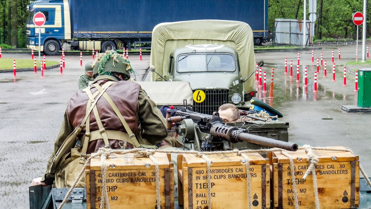 В центрі Києва проїхала колона історичної техніки часів Другої Світової війни - 4
