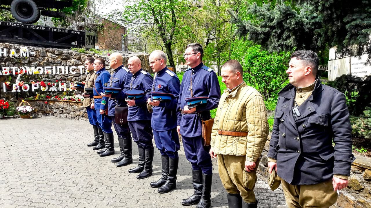 В центрі Києва проїхала колона історичної техніки часів Другої Світової війни - 7