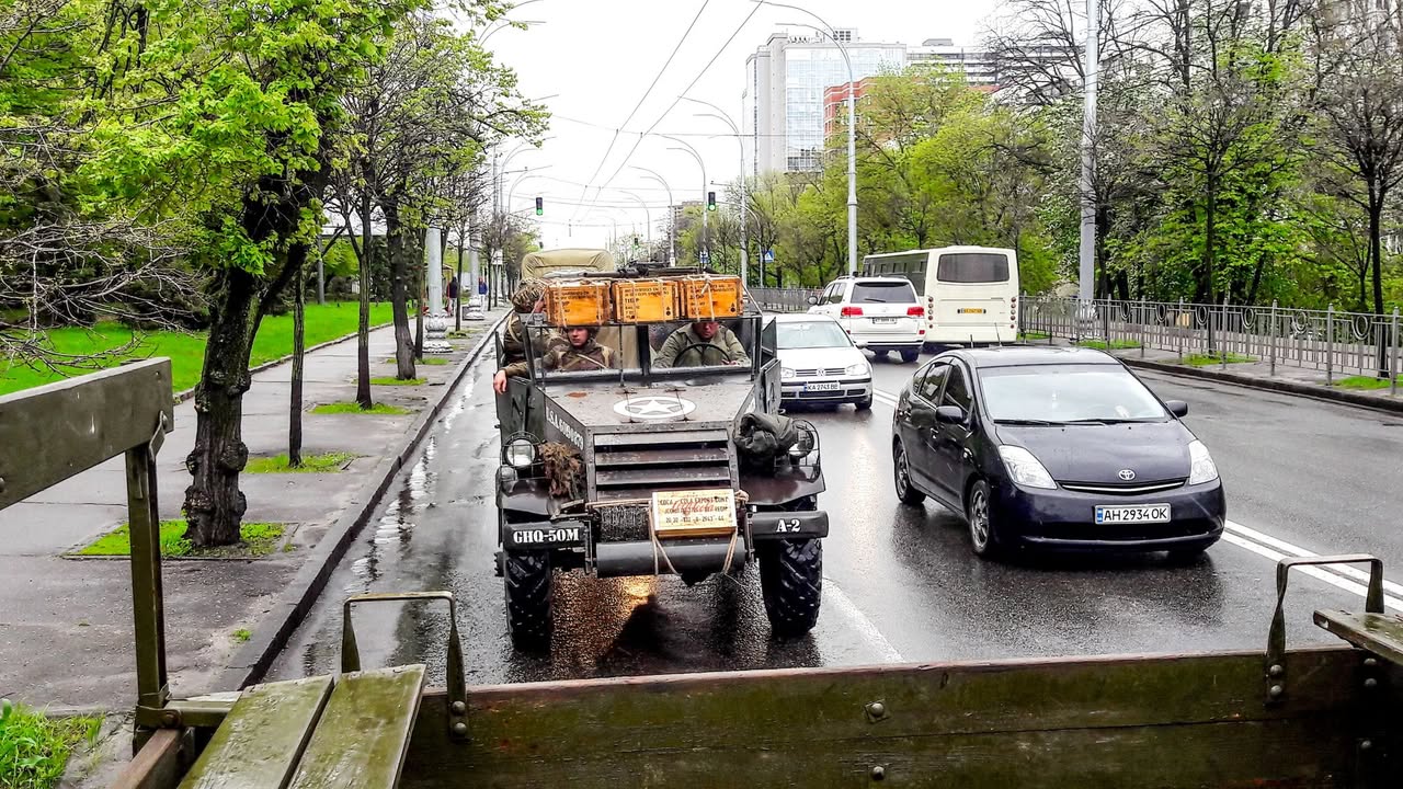 В центрі Києва проїхала колона історичної техніки часів Другої Світової війни - 9