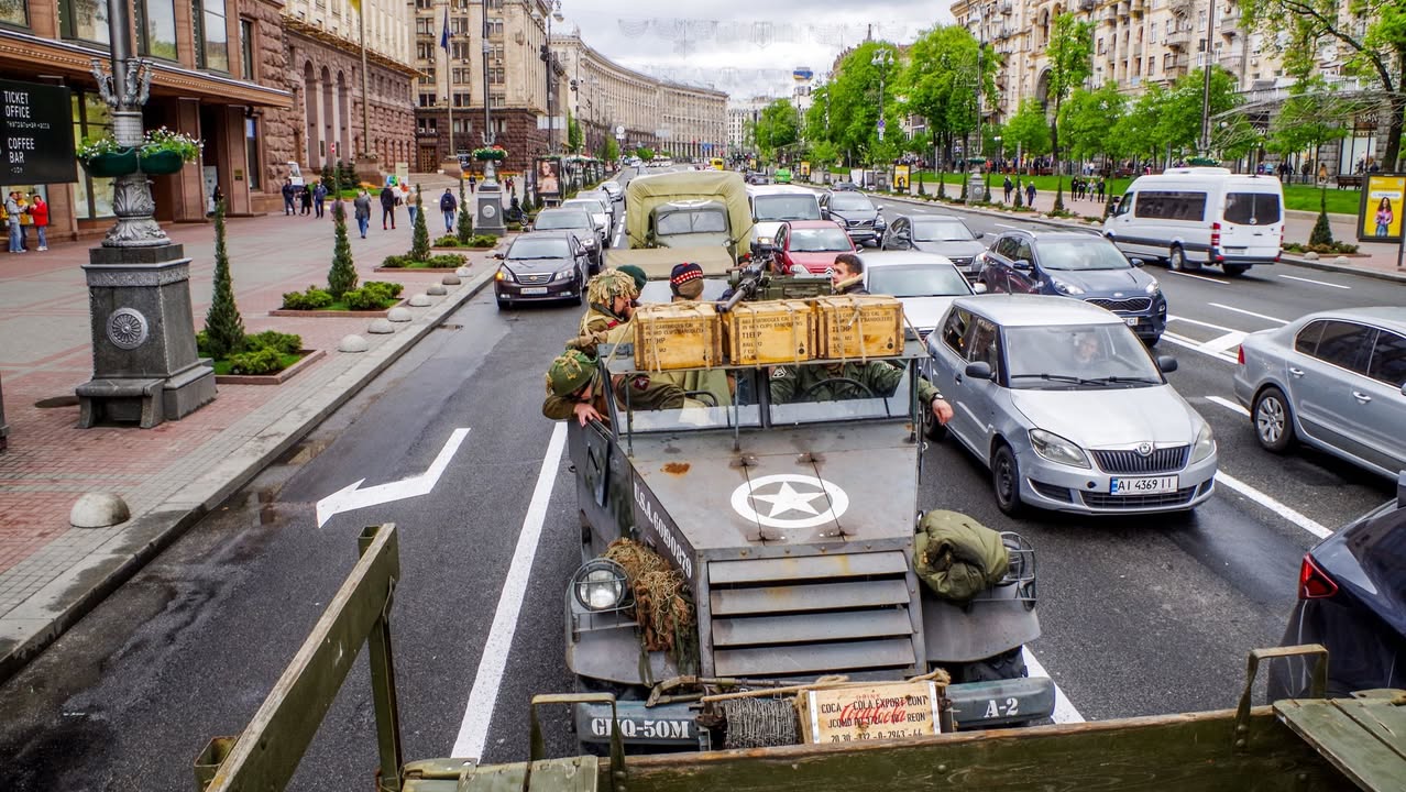 В центрі Києва проїхала колона історичної техніки часів Другої Світової війни - 10