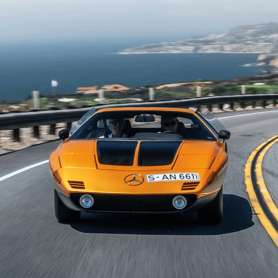 Знаменитий Mercedes C-111 побачили на вулицях Лос-Анджелеса Коли в 1969 році цей концепт кар з’явився на обкланидці популярного журналу Road & Track, мільйони фанатів марки Мерседес мріяли побачити цей автомобільний… - 1