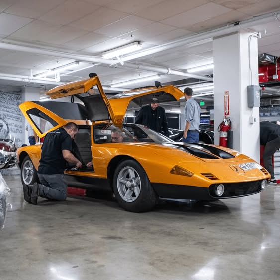 Знаменитий Mercedes C-111 побачили на вулицях Лос-Анджелеса Коли в 1969 році цей концепт кар з’явився на обкланидці популярного журналу Road & Track, мільйони фанатів марки Мерседес мріяли побачити цей автомобільний… - 3