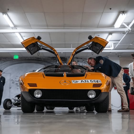Знаменитий Mercedes C-111 побачили на вулицях Лос-Анджелеса Коли в 1969 році цей концепт кар з’явився на обкланидці популярного журналу Road & Track, мільйони фанатів марки Мерседес мріяли побачити цей автомобільний… - 4