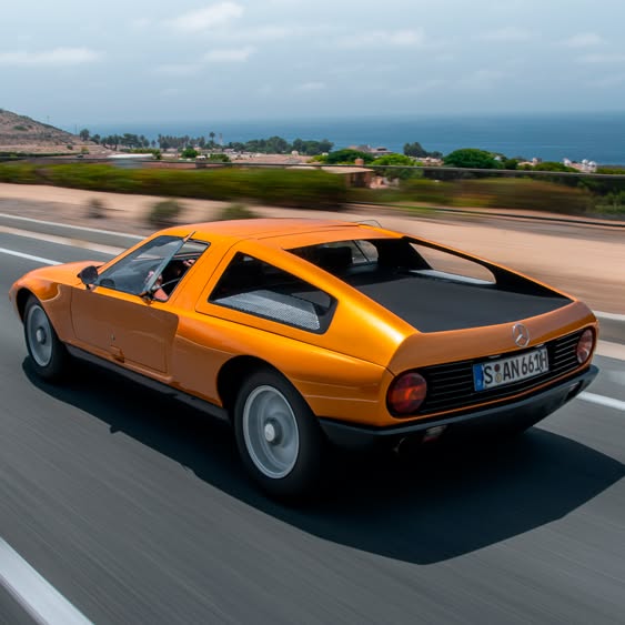 Знаменитий Mercedes C-111 побачили на вулицях Лос-Анджелеса Коли в 1969 році цей концепт кар з’явився на обкланидці популярного журналу Road & Track, мільйони фанатів марки Мерседес мріяли побачити цей автомобільний… - 6