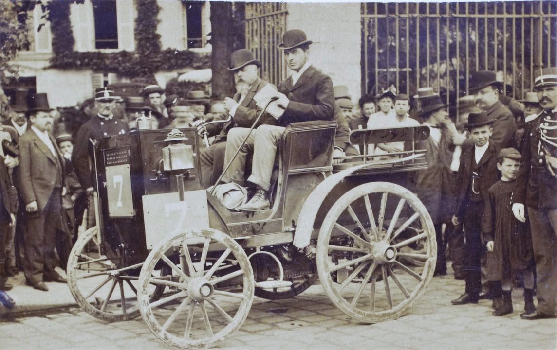 В цей день 128 років тому відбулася перша автогонка 22 липня 1894 року о 8 годині ранку в Парижі почалися перші в історії змагальні автомобільні перегони по маршруту Париж - Руан - 1