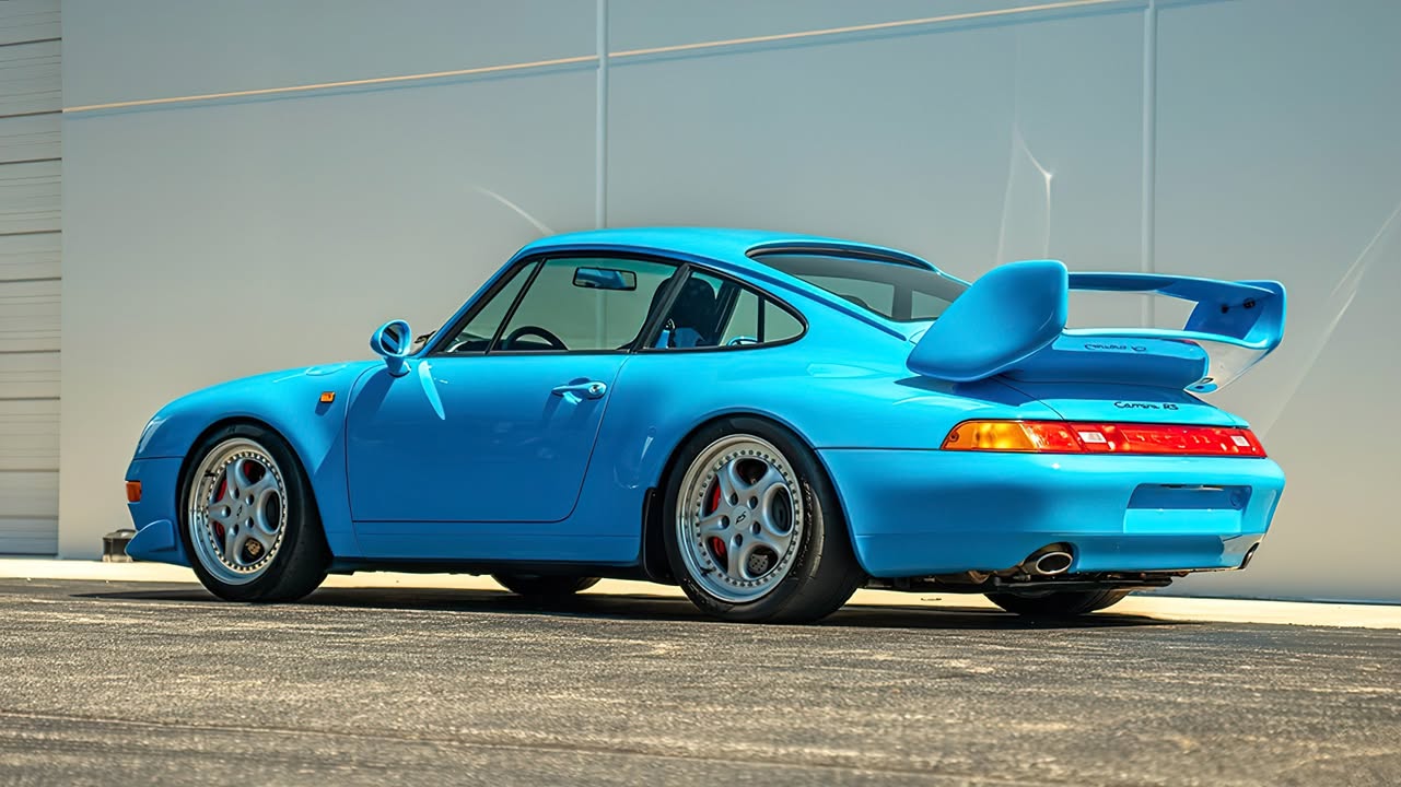 В США продають супер рідкісний Porsche 911 Carrera RS в ідеальному стані Серед Порше серії 911 особливе місце посідають моделі з повітряним охолодженням двигуна - 1