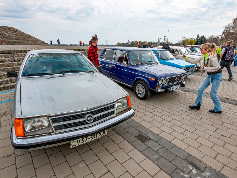 В Дніпрі на вихідних відбувся пробіг та виставка ретро автомобілей В рамках заходу учасники зібралися на виставку на набережній, після чого проїхали вулицями Дніпра Серед цікавої техніки виділимо яскравий червоний… - 2