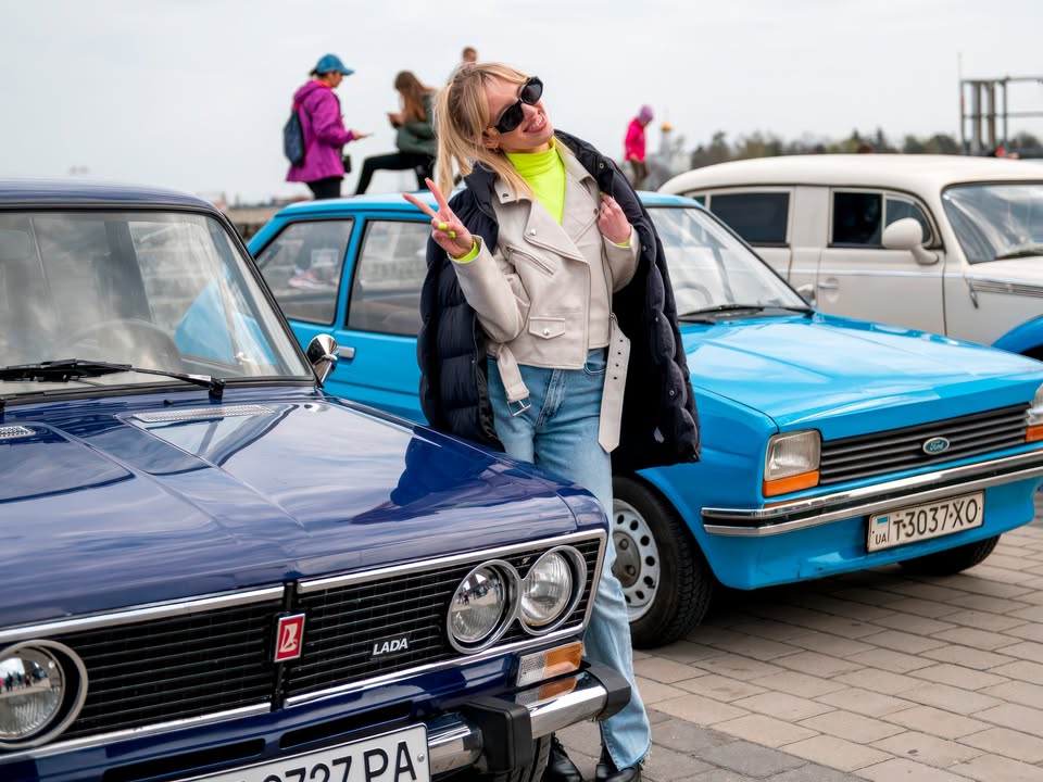 В Дніпрі на вихідних відбувся пробіг та виставка ретро автомобілей В рамках заходу учасники зібралися на виставку на набережній, після чого проїхали вулицями Дніпра Серед цікавої техніки виділимо яскравий червоний… - 3