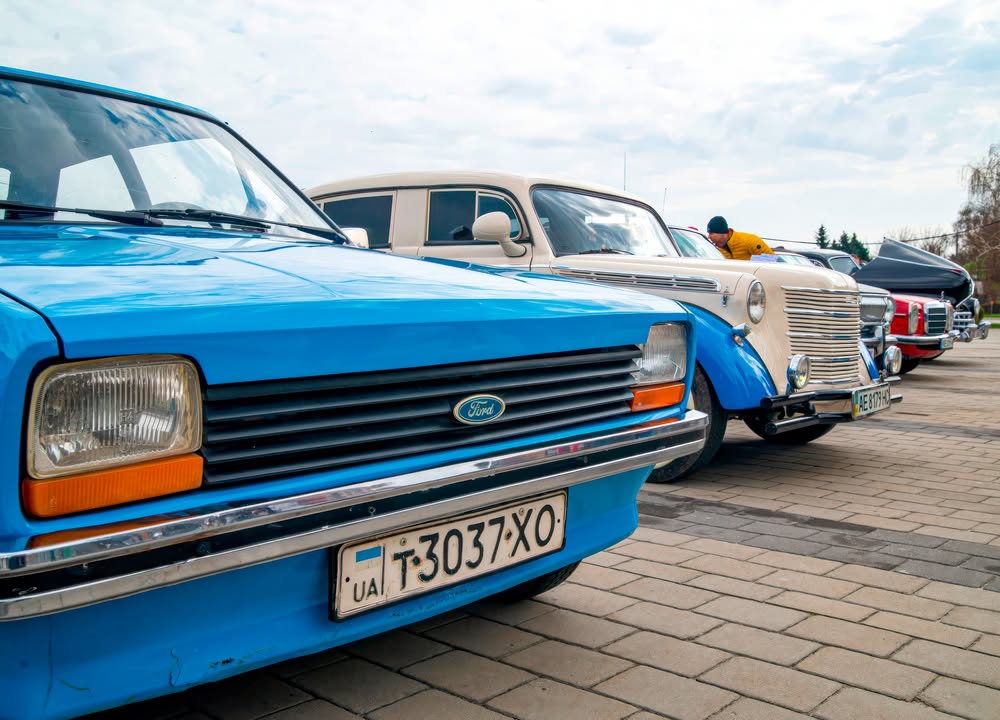 В Дніпрі на вихідних відбувся пробіг та виставка ретро автомобілей В рамках заходу учасники зібралися на виставку на набережній, після чого проїхали вулицями Дніпра Серед цікавої техніки виділимо яскравий червоний… - 4