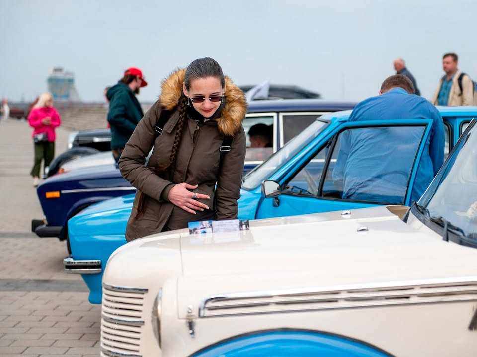 В Дніпрі на вихідних відбувся пробіг та виставка ретро автомобілей В рамках заходу учасники зібралися на виставку на набережній, після чого проїхали вулицями Дніпра Серед цікавої техніки виділимо яскравий червоний… - 5