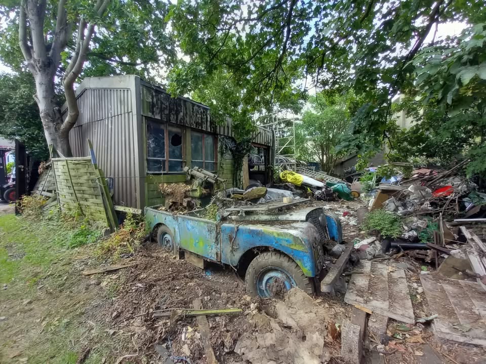 Гаражні знахідки: в Британії знайшли приховану колекцію ретро авто 7 класичних автомобілів, включаючи три спорткари Jaguar E Type 1970 р - 7