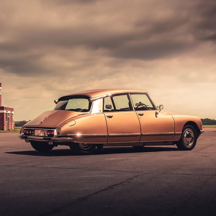 “Богиня” електричок: рестомод Citroen DS В останньому виданні журналу Top Gear показали цікаве авто - електрифікований Citroen DS 1972 року випуску, модель якого називають найкрасивішою в історії, “Богинею” Citroen DS… - 1