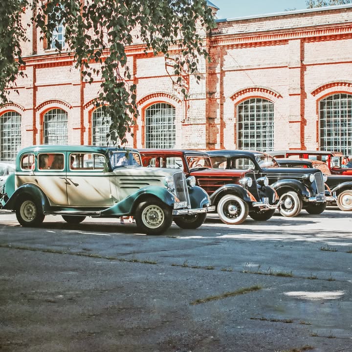 В Латвії відбувся видовищний пробіг вінтажних автомобілів Retromance - Фотозвіт Минулих вихідних в 🇱🇻 Латвії провели пробіг “Retromance”, який запам’ятався романтичною атмосферою та цікавою технікою - 1