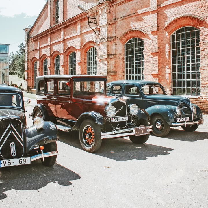 В Латвії відбувся видовищний пробіг вінтажних автомобілів Retromance - Фотозвіт Минулих вихідних в 🇱🇻 Латвії провели пробіг “Retromance”, який запам’ятався романтичною атмосферою та цікавою технікою - 3