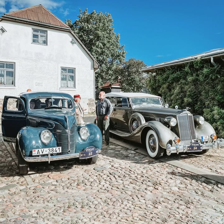 В Латвії відбувся видовищний пробіг вінтажних автомобілів Retromance - Фотозвіт Минулих вихідних в 🇱🇻 Латвії провели пробіг “Retromance”, який запам’ятався романтичною атмосферою та цікавою технікою - 10