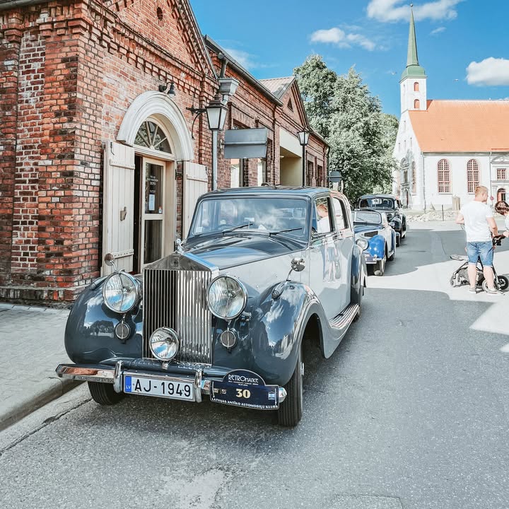 В Латвії відбувся видовищний пробіг вінтажних автомобілів Retromance - Фотозвіт Минулих вихідних в 🇱🇻 Латвії провели пробіг “Retromance”, який запам’ятався романтичною атмосферою та цікавою технікою - 11