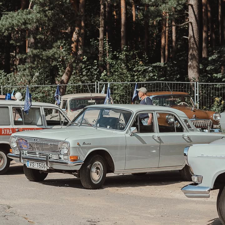 В Латвії відмітили 50-річчя Латвійського клубу класичної техніки видовищним ретро пробігом В суботу 13 серпня біля Риги 🇱🇻 відбувся міжнародний зліт ретро автомобілів та мотоциклів - Riga Retro 2022 - 6