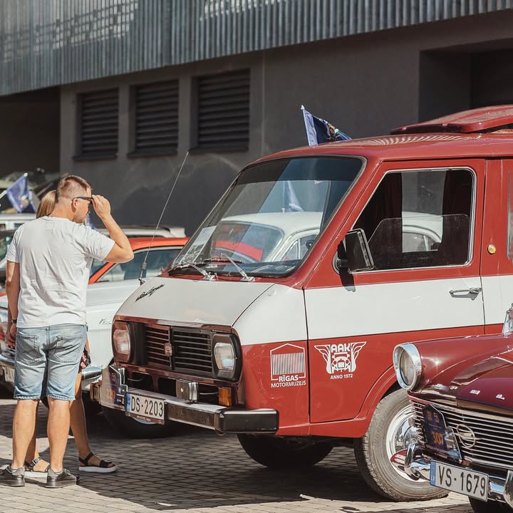 В Латвії відмітили 50-річчя Латвійського клубу класичної техніки видовищним ретро пробігом В суботу 13 серпня біля Риги 🇱🇻 відбувся міжнародний зліт ретро автомобілів та мотоциклів - Riga Retro 2022 - 8