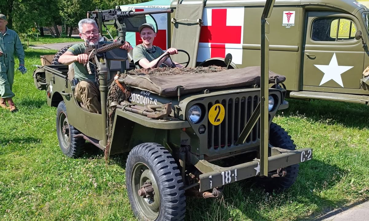Експозиція та об'єднана команда Український автомобільний клуб разом з Перший добровольчий мобільний шпиталь ім - 2
