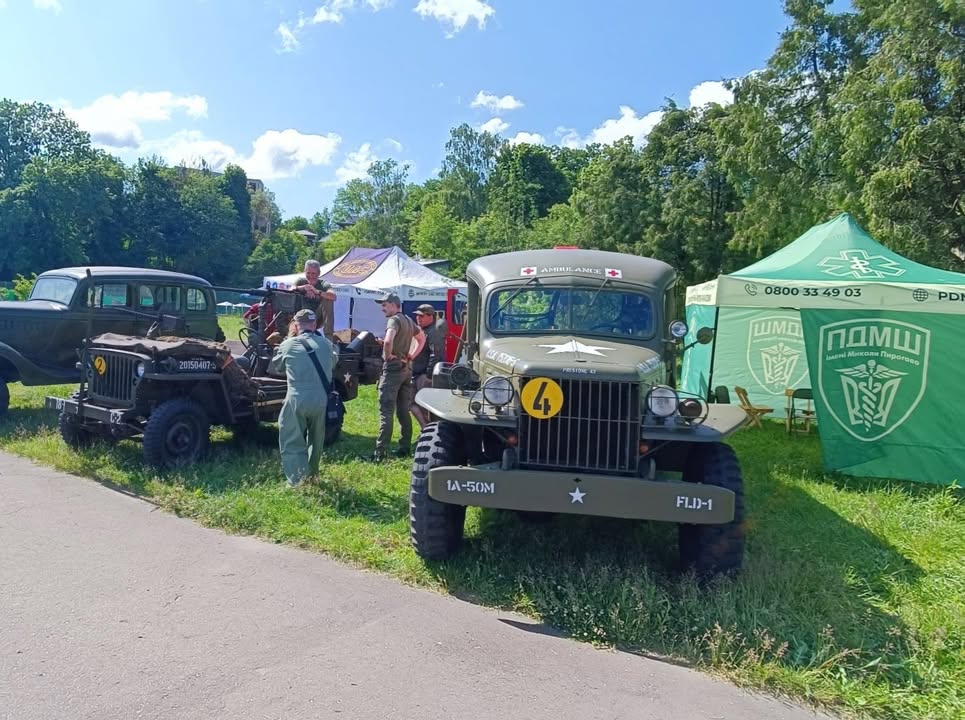 Експозиція та об'єднана команда Український автомобільний клуб разом з Перший добровольчий мобільний шпиталь ім - 3