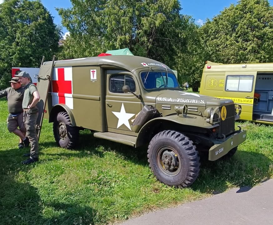 Експозиція та об'єднана команда Український автомобільний клуб разом з Перший добровольчий мобільний шпиталь ім - 4