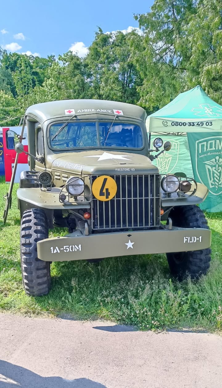 Експозиція та об'єднана команда Український автомобільний клуб разом з Перший добровольчий мобільний шпиталь ім - 5