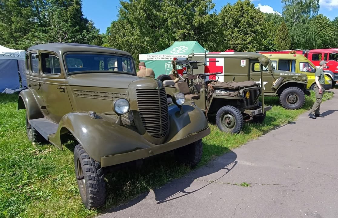 Експозиція та об'єднана команда Український автомобільний клуб разом з Перший добровольчий мобільний шпиталь ім - 6