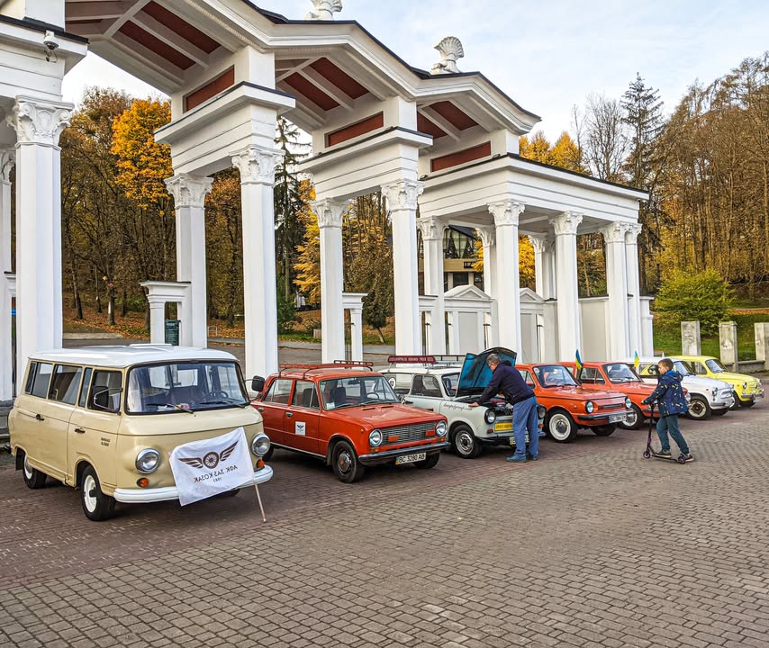 У Львові відбувся авто ретро пробіг - один із перших після початку війни Так клуб АФК ЗАЗ КОЗАК /AFC ZAZ Kozak традиційно відмітив закриття сезону - 3
