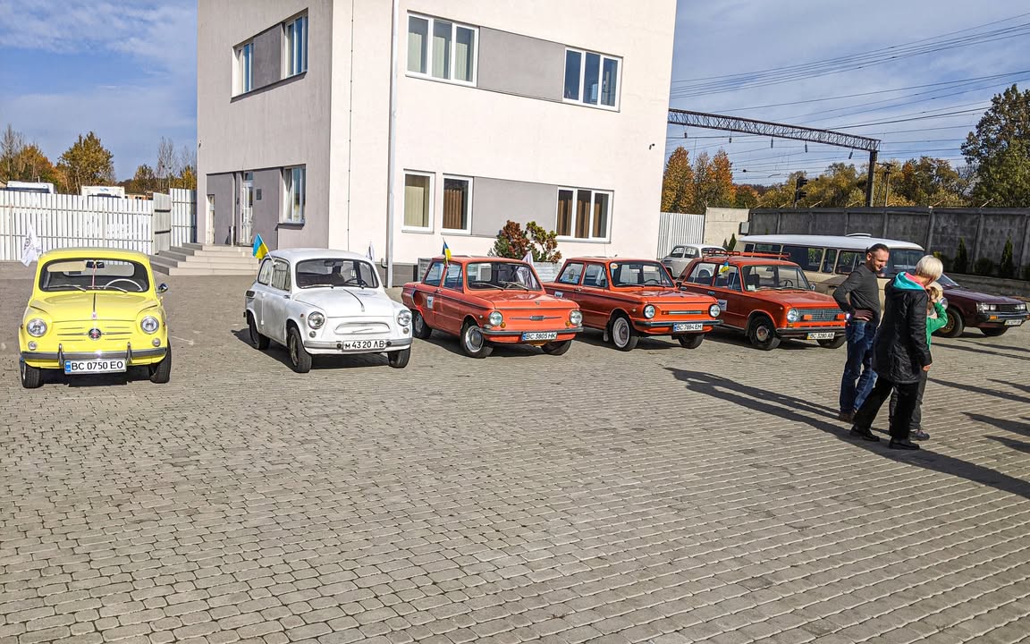 У Львові відбувся авто ретро пробіг - один із перших після початку війни Так клуб АФК ЗАЗ КОЗАК /AFC ZAZ Kozak традиційно відмітив закриття сезону - 4