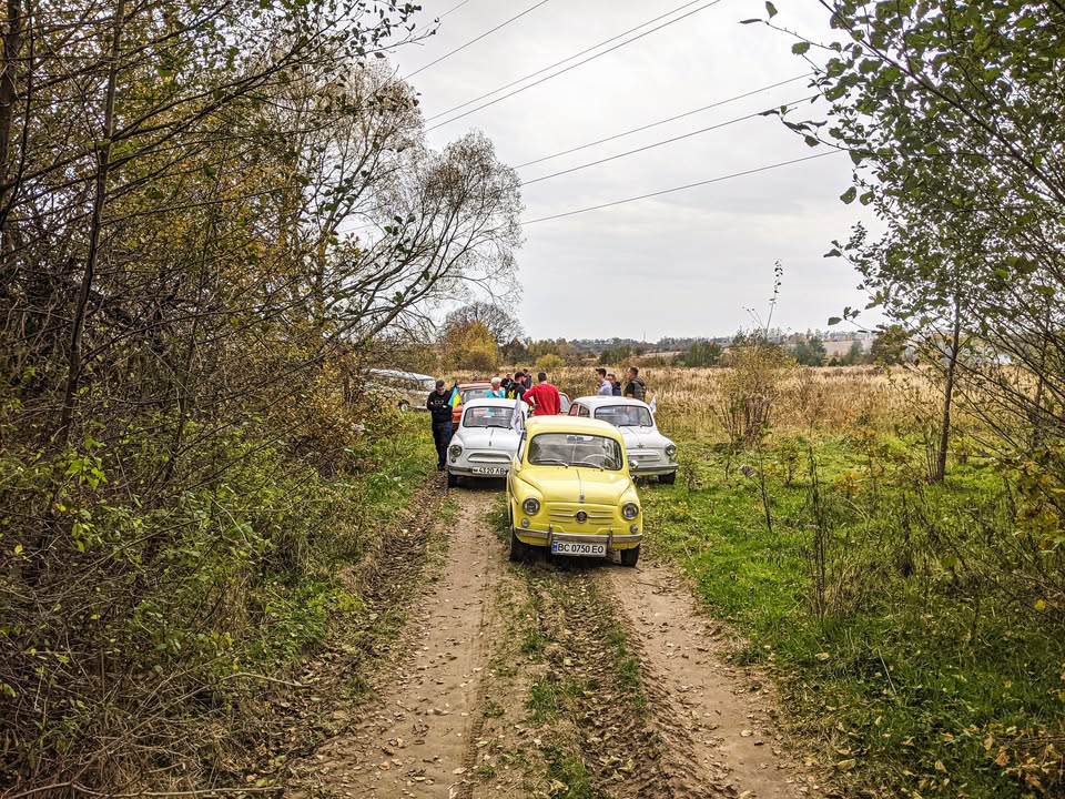 У Львові відбувся авто ретро пробіг - один із перших після початку війни Так клуб АФК ЗАЗ КОЗАК /AFC ZAZ Kozak традиційно відмітив закриття сезону - 8