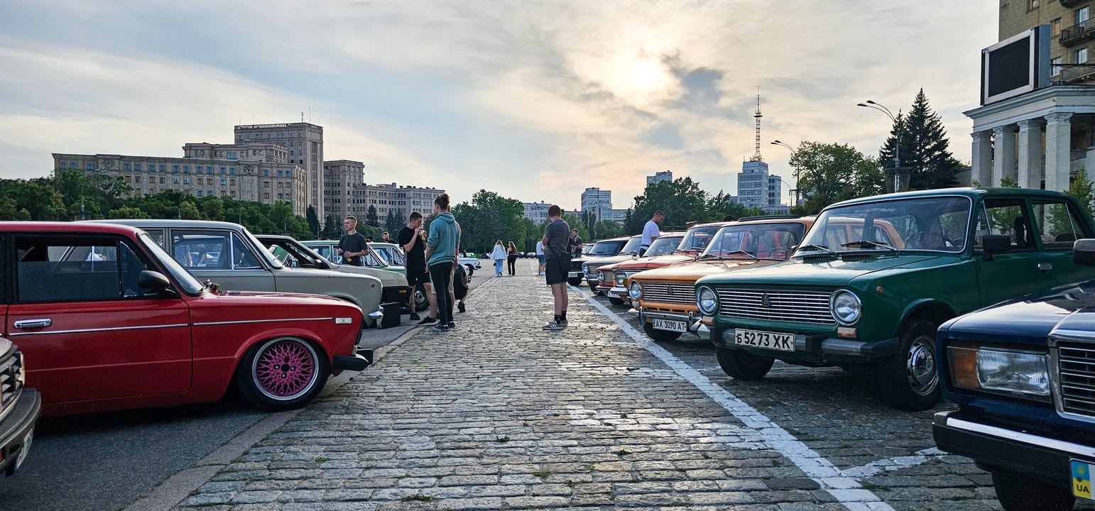В Харкові на площі Свободи відбулася зустріч ентузіастів ретро авто Захід організований клубом OldSchoolKharkov відбувся на минулих вихідних, 1го липня - 1