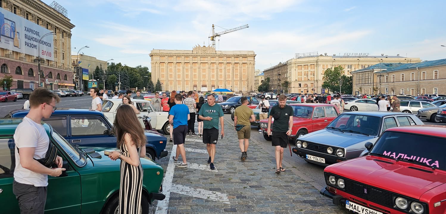 В Харкові на площі Свободи відбулася зустріч ентузіастів ретро авто Захід організований клубом OldSchoolKharkov відбувся на минулих вихідних, 1го липня - 2