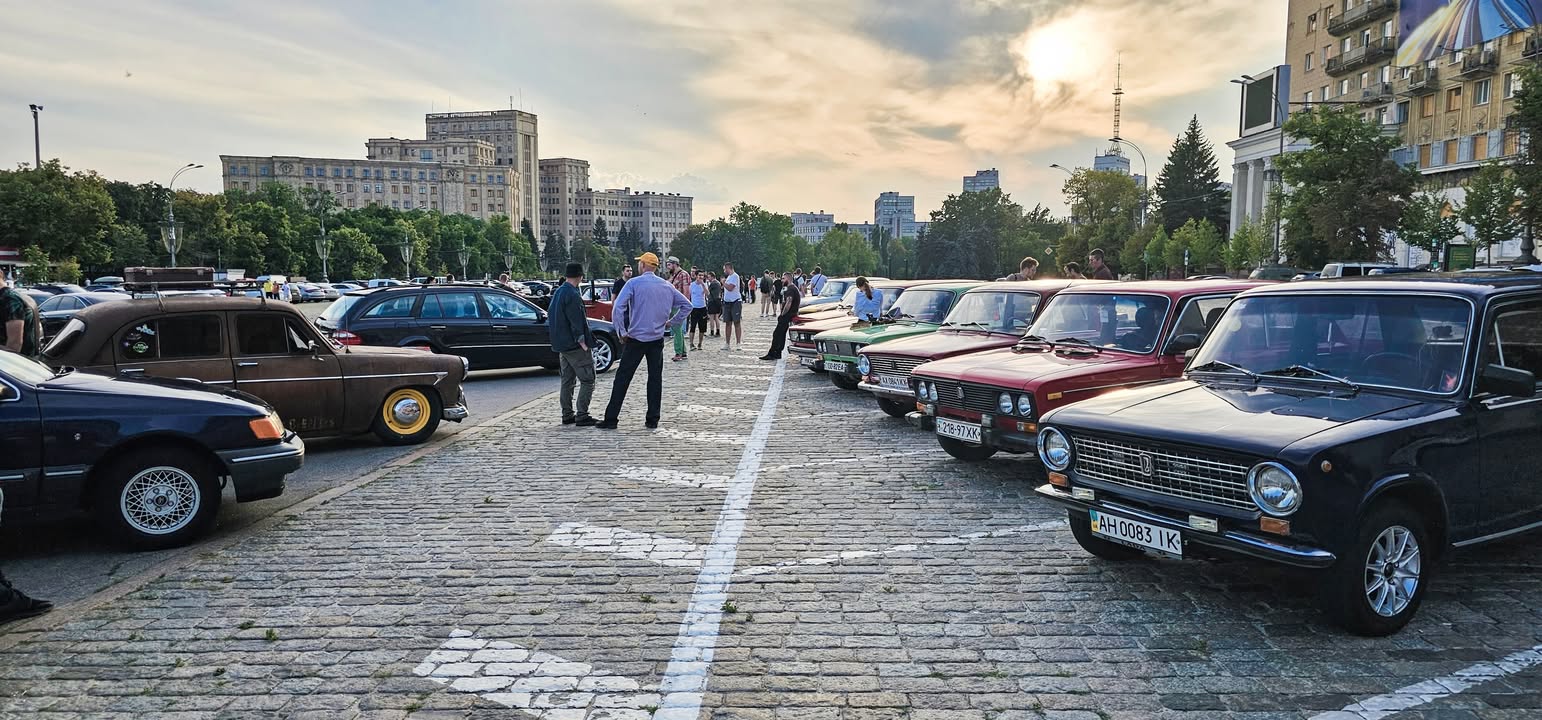 В Харкові на площі Свободи відбулася зустріч ентузіастів ретро авто Захід організований клубом OldSchoolKharkov відбувся на минулих вихідних, 1го липня - 3