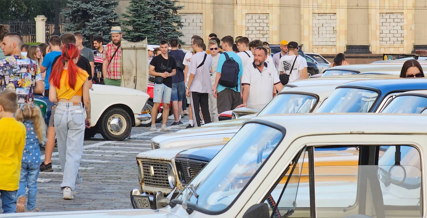 В Харкові на площі Свободи відбулася зустріч ентузіастів ретро авто Захід організований клубом OldSchoolKharkov відбувся на минулих вихідних, 1го липня - 4