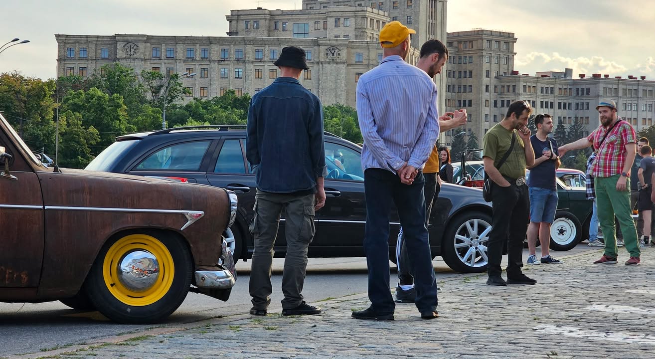 В Харкові на площі Свободи відбулася зустріч ентузіастів ретро авто Захід організований клубом OldSchoolKharkov відбувся на минулих вихідних, 1го липня - 5