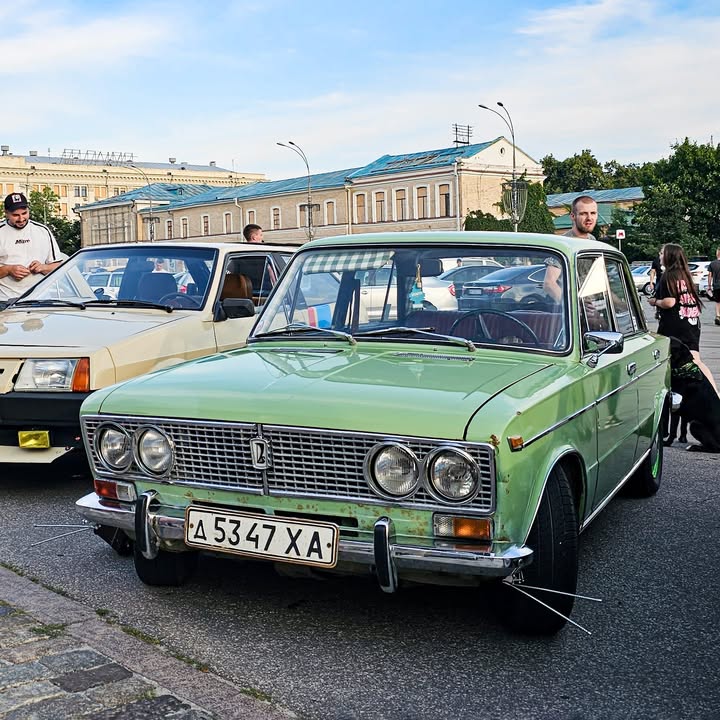 В Харкові на площі Свободи відбулася зустріч ентузіастів ретро авто Захід організований клубом OldSchoolKharkov відбувся на минулих вихідних, 1го липня - 9