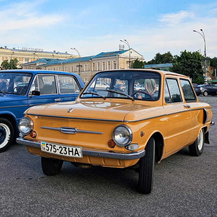 В Харкові на площі Свободи відбулася зустріч ентузіастів ретро авто Захід організований клубом OldSchoolKharkov відбувся на минулих вихідних, 1го липня - 11